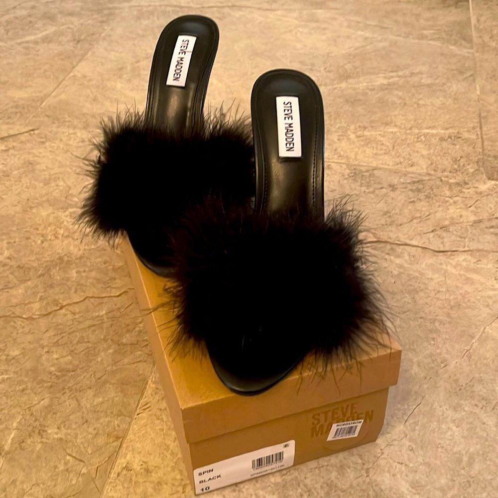 Steve Madden feather slip on